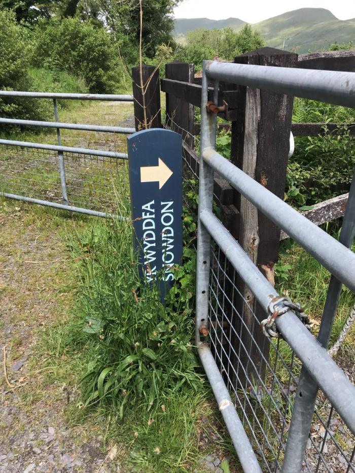 A waymarker pointing to Yr Wyddfa, Snowdon